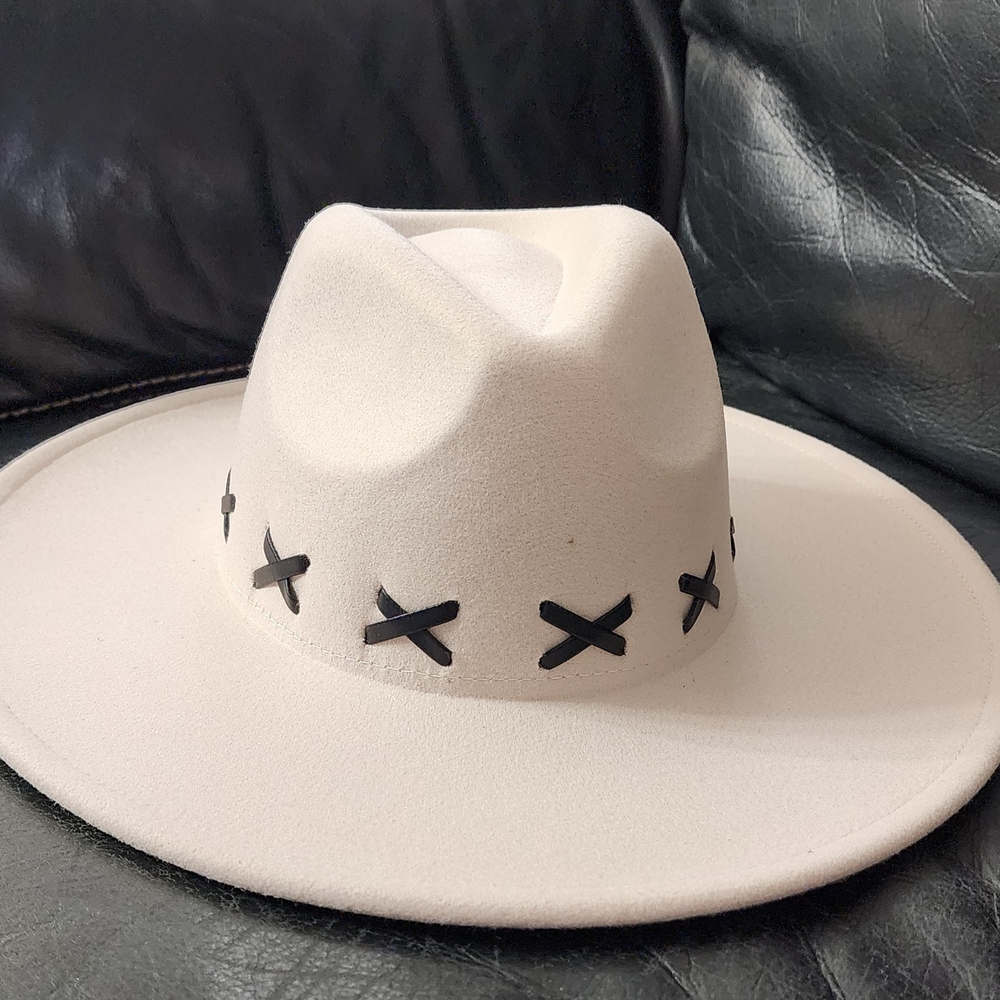 Buckle Cream Hat with Black Accents - Picture 4 of 7